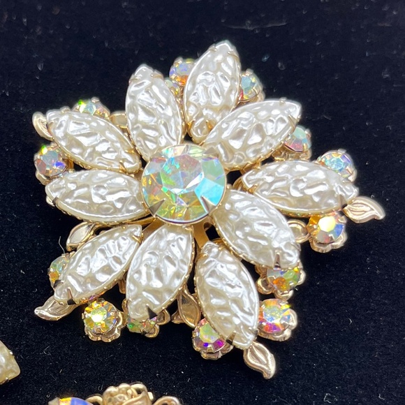 Vintage Flower, Crinkle Pearl, + A.B. Brooch + Earring set. - Picture 6 of 10